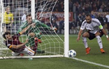 Partido de Champions entre el Bayer Leverkusen y la Roma. Omer Toprak y Mohamed Salah.