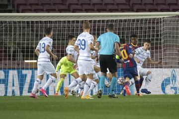 1-0. Jugada del penalti de Denys Popov a Leo Messi. El astro argentino anotó desde los once metros.