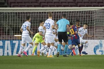 1-0. Jugada del penalti de Denys Popov a Leo Messi. El astro argentino anot¨® desde los once metros.