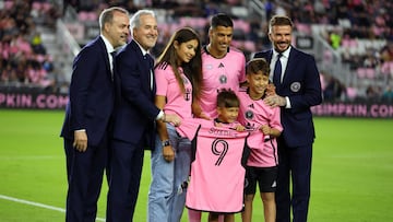 FORT LAUDERDALE, FLORIDA - FEBRUARY 21: Inter Miami co-owners Jorge Mas (second from left) and former English footballer David Beckham (right) welcome Luis Suarez #9 of Inter Miami to the team ahead of the first half against Real Salt Lake at Chase Stadium on February 21, 2024 in Fort Lauderdale, Florida.   Megan Briggs/Getty Images/AFP (Photo by Megan Briggs / GETTY IMAGES NORTH AMERICA / Getty Images via AFP)