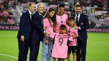 FORT LAUDERDALE, FLORIDA - FEBRUARY 21: Inter Miami co-owners Jorge Mas (second from left) and former English footballer David Beckham (right) welcome Luis Suarez #9 of Inter Miami to the team ahead of the first half against Real Salt Lake at Chase Stadium on February 21, 2024 in Fort Lauderdale, Florida.   Megan Briggs/Getty Images/AFP (Photo by Megan Briggs / GETTY IMAGES NORTH AMERICA / Getty Images via AFP)