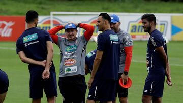 Football Soccer - World Cup 2018 - Costa Rica's national soccer team training - San Antonio de Belen, Costa Rica - May 30, 2018 - Oscar Ramirez, coach of Costa Rica, speaks with players Giancarlo Gonzalez, Keylor Navas and Johan Venegas during a trai