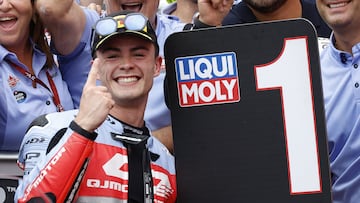 Motegi (Japan), 06/10/2024.- QJMOTOR rider Manuel Gonzalez of Spain celebrates after winning the Moto2 race of the Motorcycling Grand Prix of Japan in Motegi, north of Tokyo, Japan, 06 October 2024. (Motociclismo, Ciclismo, Japón, España, Tokio) EFE/EPA/FRANCK ROBICHON