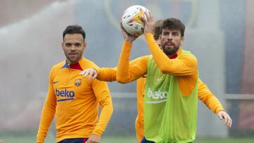 Piqu&eacute;, en uno de los ejercicios del entrenamiento de ayer con Braithwaite por detr&aacute;s.
 
 
  
 
 Pique
 Braithwaite
 