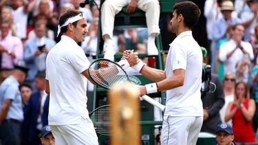 Roger Federer y Novak Djokovic se saludan en Wimbledon tras su tremenda final.