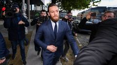 Conor McGregor entrando al juzgado en Dubl&iacute;n.