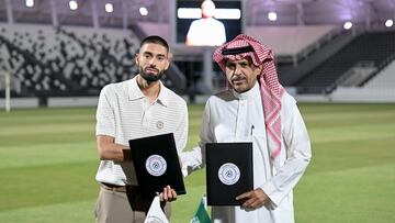 Yannick Carrasco firma con el Al Shabab.