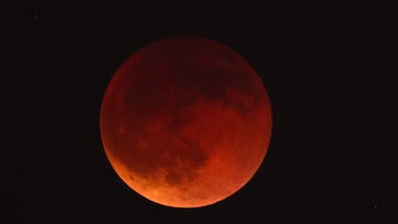 The "Blood Moon" rises in the sky during a total lunar eclipse, in Cairo, Egypt September 7, 2025. REUTERS/Amr Abdallah Dalsh
