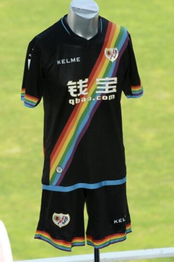 Segunda equipación del Rayo Vallecano para la campaña 2015-2016.