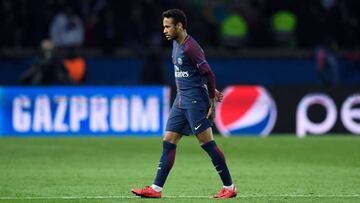 Neymar en el momento en el que se duele en su muslo izquierdo.