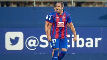 Kike García celebra con alegría.
