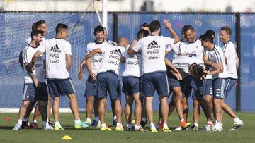 ARG215 - EAST RUTHERFORD (NJ, EEUU), 25/06/2016.- Jugadores de la selección argentina entrenan hoy, viernes 25 de junio de 2016, en los campos de Quest Diagnostics en East Rutherford, New Jersey (EE.UU.). Argentina enfrenta a Chile este 26 de junio por la final del campeonato. EFE/David Fernández