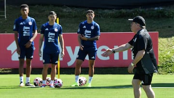 Mexican coach Miguel Herrera (R) gives instructions to Costa Rica's players as he takes part in his first training session as technical director of the Costa Rica national football team at the Gol Project in Alajuela, Costa Rica on January 17, 2025. The Costa Rica soccer team will play a friendly game against the United States team next January 22 in Orlando. (Photo by Ezequiel BECERRA / AFP)