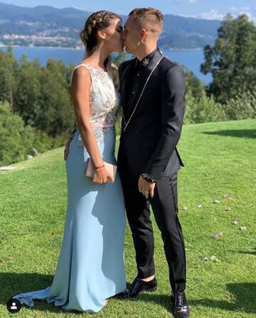 El delantero del Celta de Vigo se casó con Jenni Rueda, madre de sus dos hijos, en la localidad pontevedresa de Poyo, acompañado de familia y amigos. En la foto, Gerard Deulofeu con su pareja durante la fiesta de la boda.  