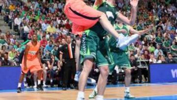 <b>HUMILLACIÓN. </b>Fran Vázquez machaca ante Robert Archibald.