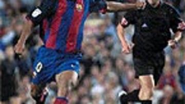 Le dio con la parte alta del empeine del pie derecho, con una potencia aparentemente exagerada, así que la pelota trepó, para bajar después como caída desde el limbo.