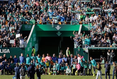 La plantilla del Real Betis posa junta delante del acceso al tunel de vestuarios.