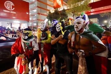 Acudir a un campo rival y encontrarte una afición ataviada como los seguidores que aparecen en la fotografía debe ser sin duda un tanto intimidatorio para cualquier equipo. Sin duda, el fiero aspecto del público en las gradas ayudó a la contundente victoria (4-0) de México ante Honduras en el partido de cuartos de final disputado en Toluca (México).