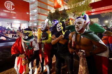 Acudir a un campo rival y encontrarte una afición ataviada como los seguidores que aparecen en la fotografía debe ser sin duda un tanto intimidatorio para cualquier equipo. Sin duda, el fiero aspecto del público en las gradas ayudó a la contundente victoria (4-0) de México ante Honduras en el partido de cuartos de final disputado en Toluca (México).