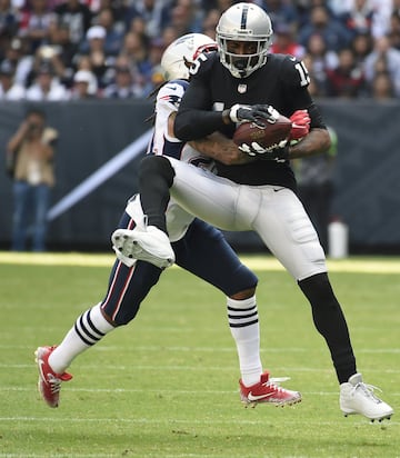 Michael Crabtree of Oakland Raiders receives the ball during the 2016 NFL week 11 regular season football game against New England Patriots on November 19, 2017 at the Azteca Stadium in Mexico City. / AFP PHOTO / ALFREDO ESTRELLA