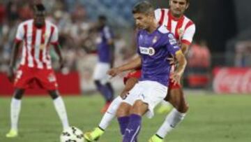 GRA258. ALMERÍA. 23/08/2014.- El centrocampista del Almería José García "Verza" (d) lucha el balón con Salva Sevilla, del R.C.D Espanyol, durante el encuentro de Liga de Primera División que se está disputando esta noche en el estadio de los juegos Mediterráneos, en Almería. EFE/Carlos Barba