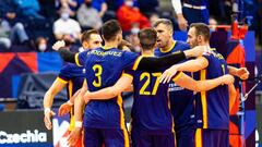 La selecci&oacute;n espa&ntilde;ola de voleibol celebra uno de los sets ganados ante Macedonia en el Europeo.