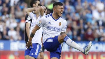 Narváez, con Puche al fondo, se lamenta tras una ocasión fallada.