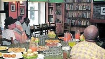 <b>UNIÓN. </b>La afición surafricana de Madrid vio el partido en un pub.