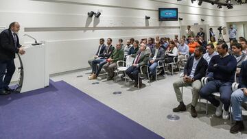 Paco Díez, presidente de la Federación de Fútbol de Madrid y creador del Fútbol 7, se dirige a los asistentes.
