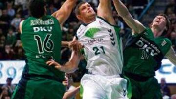 <b>POR ENCIMA. </b>Archibald, que volvía a Badalona de blanco, voló alto.