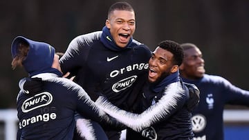 Lemar, junto a Mbappe y Griezmann durante un entrenamiento con Francia.