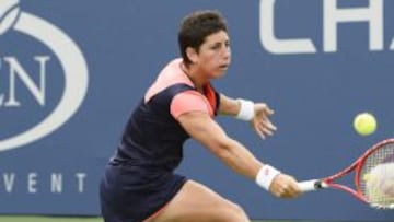 Carla Suarez devuelve una bola a la china Jie Zheng.