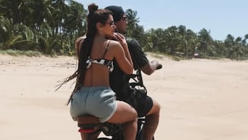 Gabriel Medina e Isabella Arantes en moto