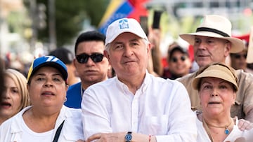 El ex diputado del Congreso Nacional de Venezuela, Antonio Ledezma (c), durante la manifestación por la movilización de la esperanza a la caravana de la libertad en las próximas elecciones de Venezuela, en la Plaza de España, a 21 de julio de 2024, en Madrid (España). Nicolás Maduro es uno de los 10 candidatos presidenciales que participarán de estos comicios el próximo domingo 28 de julio, aunque su principal contrincante es Edmundo González Urrutia, que representa a la oposición mayoritaria y lidera las encuestas de intención de votos. El Consejo Nacional Electoral de Venezuela (CNE) convocó el 20 de junio a que los 10 candidatos presidenciales firmaran un acuerdo para aceptar los resultados de las elecciones.
21 JULIO 2024
Diego Radamés / Europa Press
21/07/2024