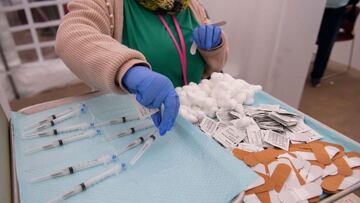 Syringes filled with a dose of the Covid-19 vaccine await to be administered at the Kedren Community Health Center on January 25, 2021 in Los Angeles, California. - While vaccination priority is given to people including healthcare workers and the elderly, some outside the priority tiers are waiting in line to potentially receive a dose that needs to be administered before it expires and goes to waste. (Photo by Patrick T. FALLON / AFP)