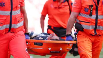 Bono es evacuado en camilla.