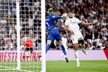 Minuto 48 de partido. El jugador inglés del Real Madrid se lleva un manotazo fortuito del portero de la Real Sociedad cuando intentaba rematar en el área pequeña.