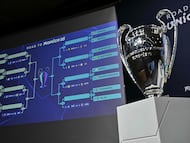 El trofeo de la Champions League presidiendo uno de los sorteos de la competición.