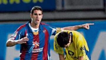 <b>ANTAGONISMOS. </b>Geijo celebra su gol, el del triunfo. En primer plano, Jorge, cabizbajo y hundido.