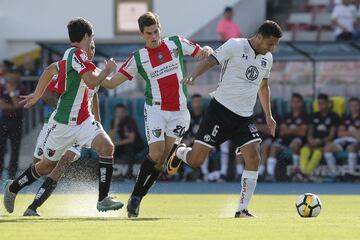 Futbol, Palestino vs Colo Colo Tercera fecha, campeonato nacional 2018 El jugador de Colo Colo Juan Manuel Insaurralde, disputa el balon con Rodrigo Tapia de Palestino durante el partido de primera division en el estadio Nacional de Santiago, Chile. 17/02/2018 Javier Torres/Photosport