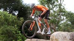 El ciclista neerland&eacute;s Mathieu van der Poel, durante la competici&oacute;n de la prueba de Cross-County de Mountain Bike en los Juegos Ol&iacute;mpicos de Tokio 2020 en el Izu Mountain Bike Course de Izu, Shizuoka, Jap&oacute;n.