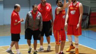 ATENTOS. Ponsarnau, Díaz, Orenga y Marc ven tirar a San Emeterio.