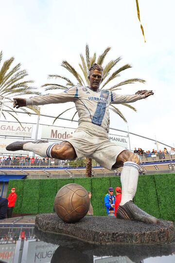 Así luce la estatua que rememora el paso de Beckham en Los Angeles Galaxy. Cada detalle físico fue plasmado con cuidado de pies a cabeza