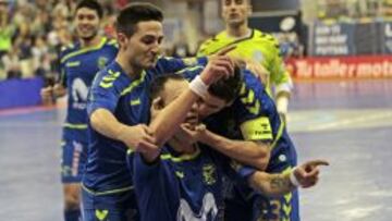 ALEGRÍA AZUL. El Movistar celebra un gol ayer ante el Burela.