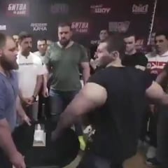 El 'Popeye ruso', de mal en peor: se enfrenta al campeón de bofetadas y acaba muy mal...