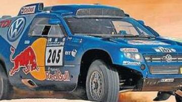 <b>SIN FORTUNA. </b>Carlos Sainz, en la imagen durante la jornada de ayer, volvió a sufrir problemas mecánicos que le retrasaron en la clasificación.