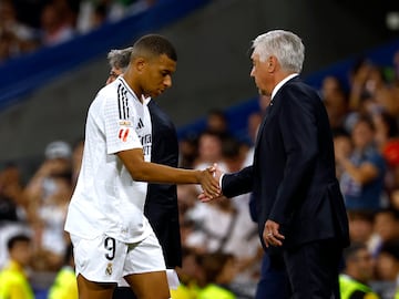 Pese a lo que se encaminaba a ser una victoria más para el Real Madrid, en lo personal, Kylian Mbappé sabe que no tuvo una buena noche en su regreso y salió de cambio al minuto 71, instantes antes del gol de Vini

REUTERS/Susana Vera