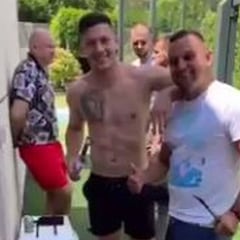 Jovic la vuelve a liar al colgar una foto, lesionado, en una barbacoa con amigos