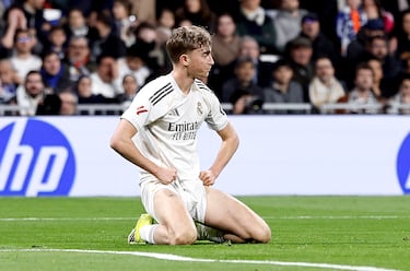 El defensa central blanco se lleva poer delante a Yangel Herrera.