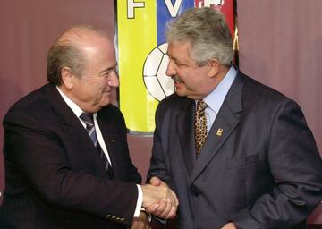 Una foto de archivo de Rafael Esquivel, junto a Sepp Blatter.